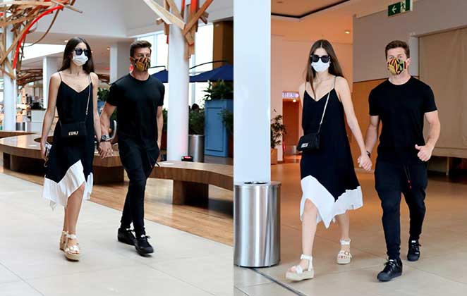 Klebber Toledo e Camila Queiroz circulam, de máscara, em shopping carioca
