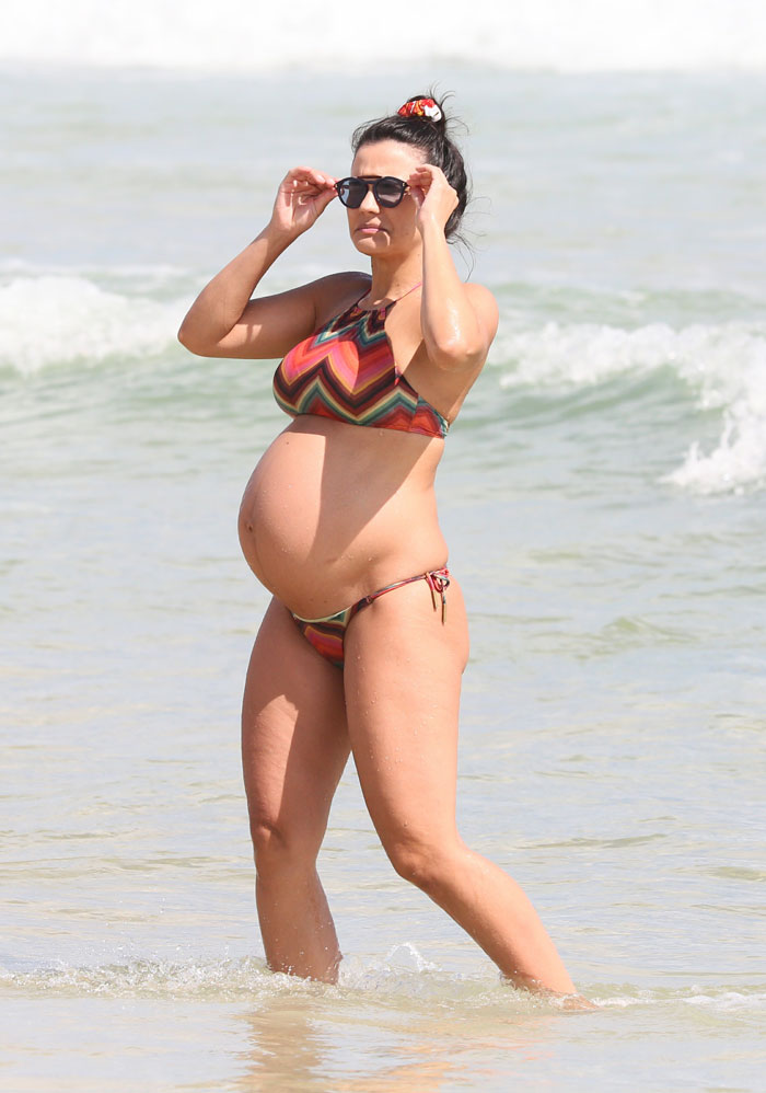 Kyra Gracie exibiu o barrigão da gravidez em dia de praia