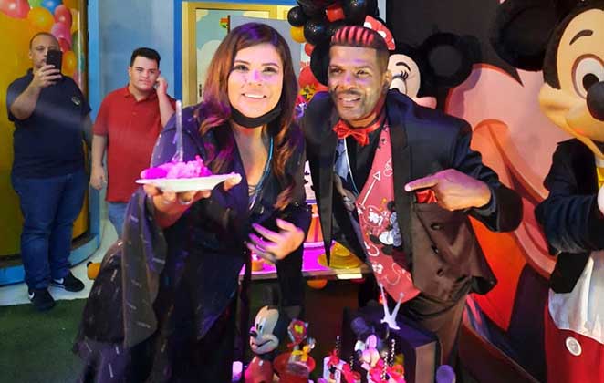 Mara Maravilha ganhou o primeiro pedaço do bolo