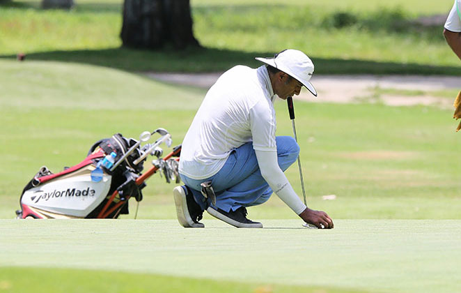 Marcos Pasquim se divertiu jogando golfe