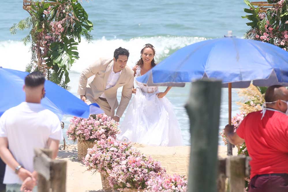 Mariana Ximenes e João Baldasserini gravaram cena de casamento na praia