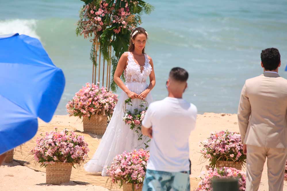 Mariana usava o clássico vestido branco de noiva