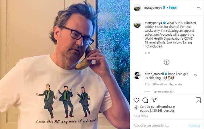 Matthew Perry anunciando campanha beneficente com camiseta temática de Friends
