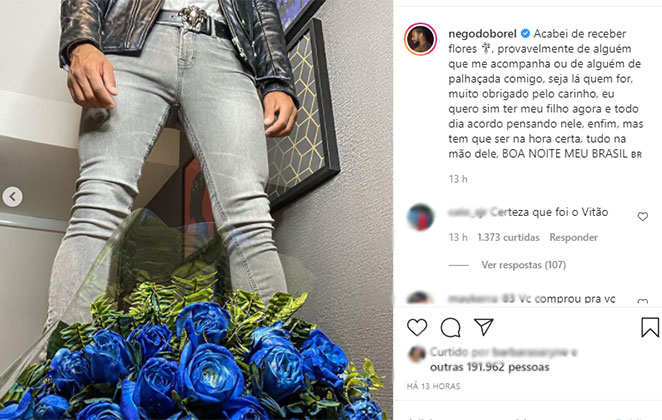 Cantor foi surpreendido com buquê de flores azul 