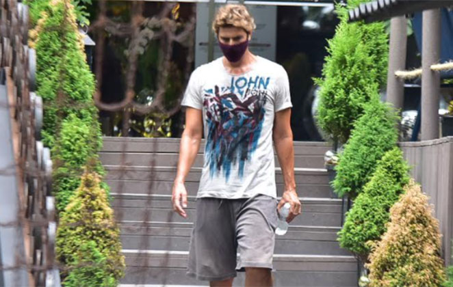 Ator deixando o espaço de treino