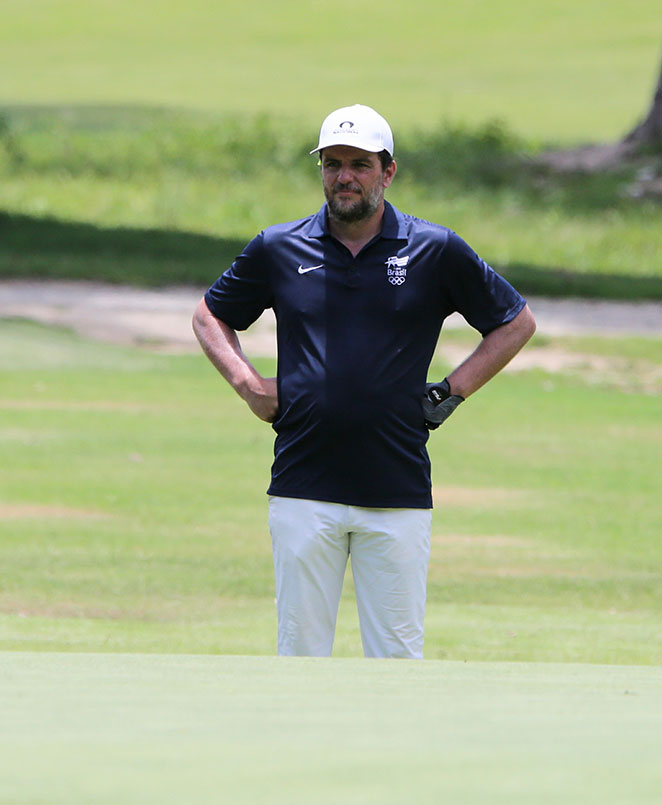 Rodrigo Lombardi não pareceu se importar com os fotógrafos presentes no local