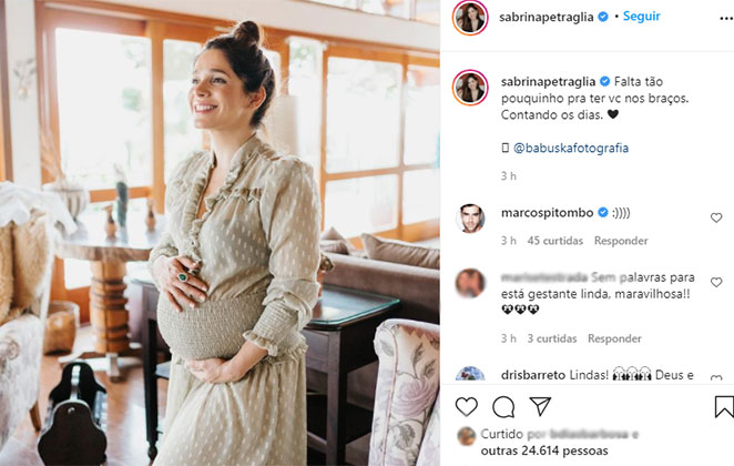 Atriz radiante à espera de Maya