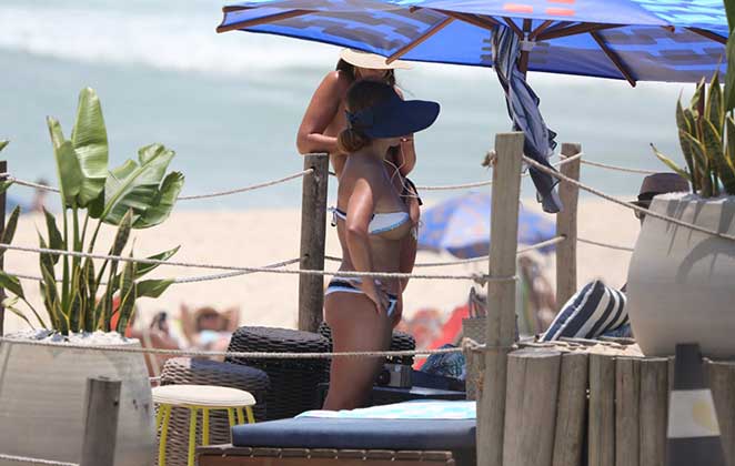 Sula Miranda exibe corpo esbelto em praia carioca