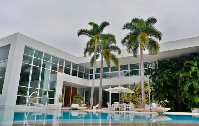 Xuxa Meneghel coloca mansão à venda