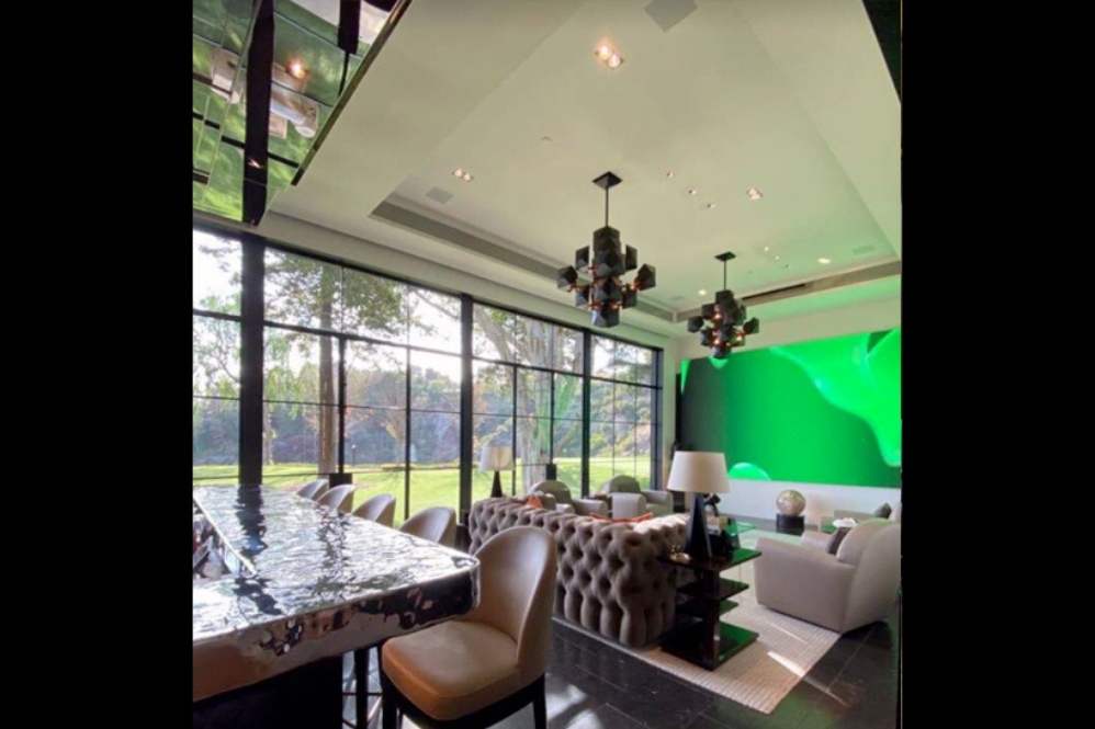 Um passeio pela mansão milionária de Sylvester Stallone