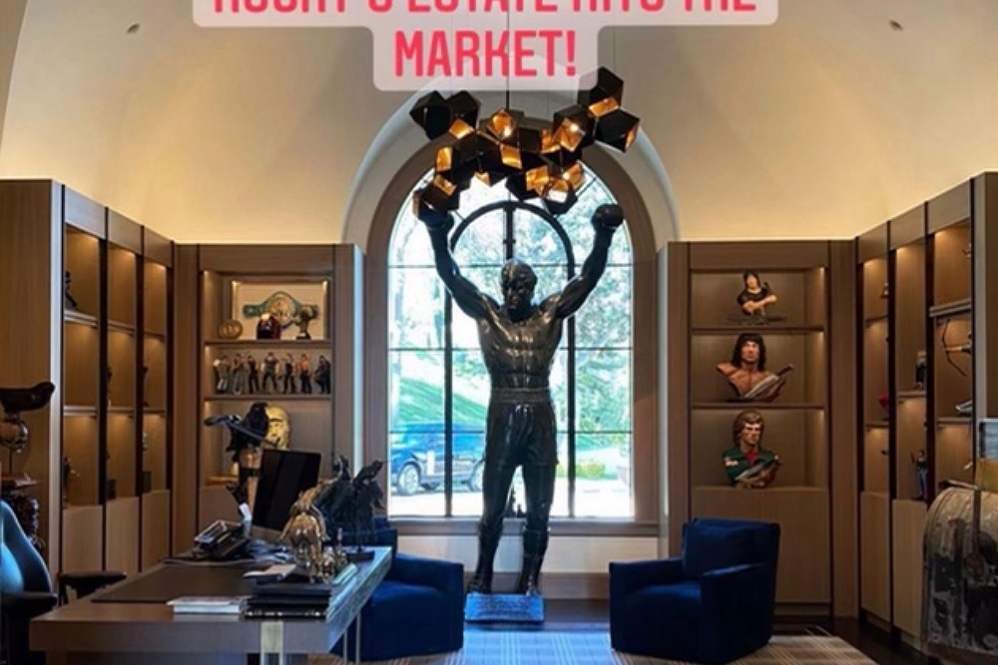 A casa tem muitos objetos de memorabilia da franquia Rocky, um lutador