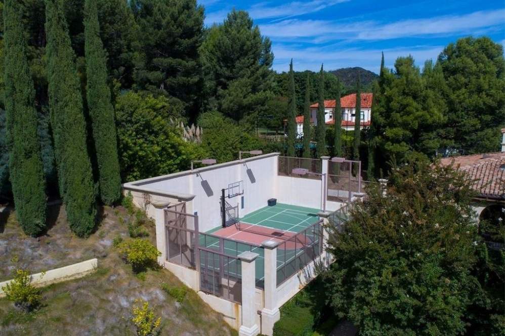 Além da quadra de tênis, a casa tem ainda um campo de golfe,