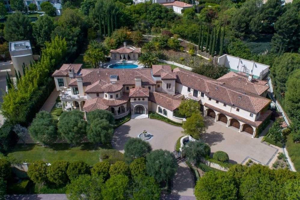 Um passeio pela mansão milionária de Sylvester Stallone