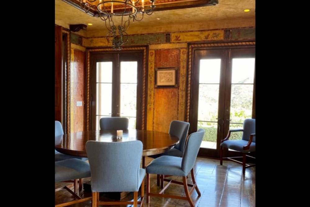 Um passeio pela mansão milionária de Sylvester Stallone