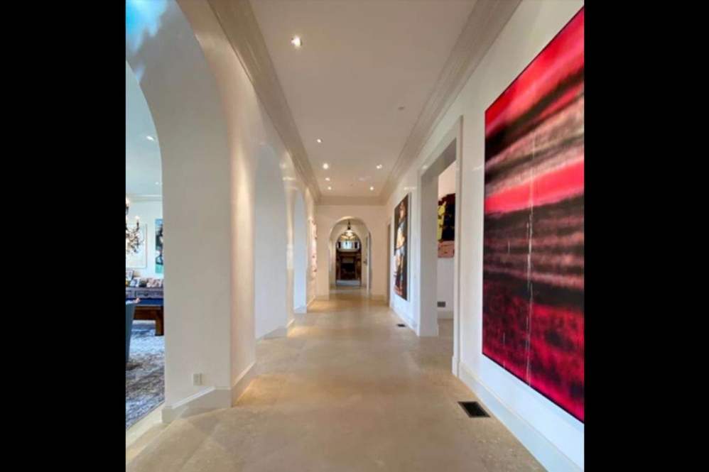 Corredores amplos e finamente decorados