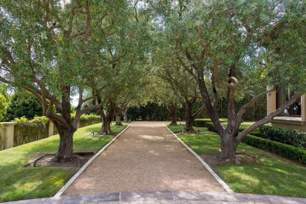 Uma alameda leva os visitantes até o interior da casa