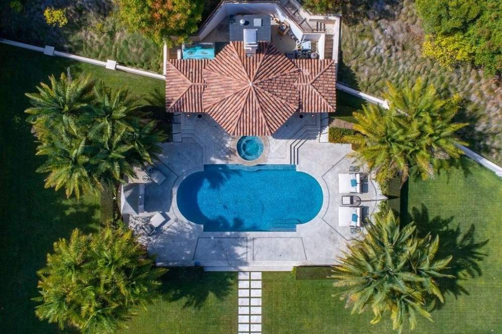 Um passeio pela mansão milionária de Sylvester Stallone