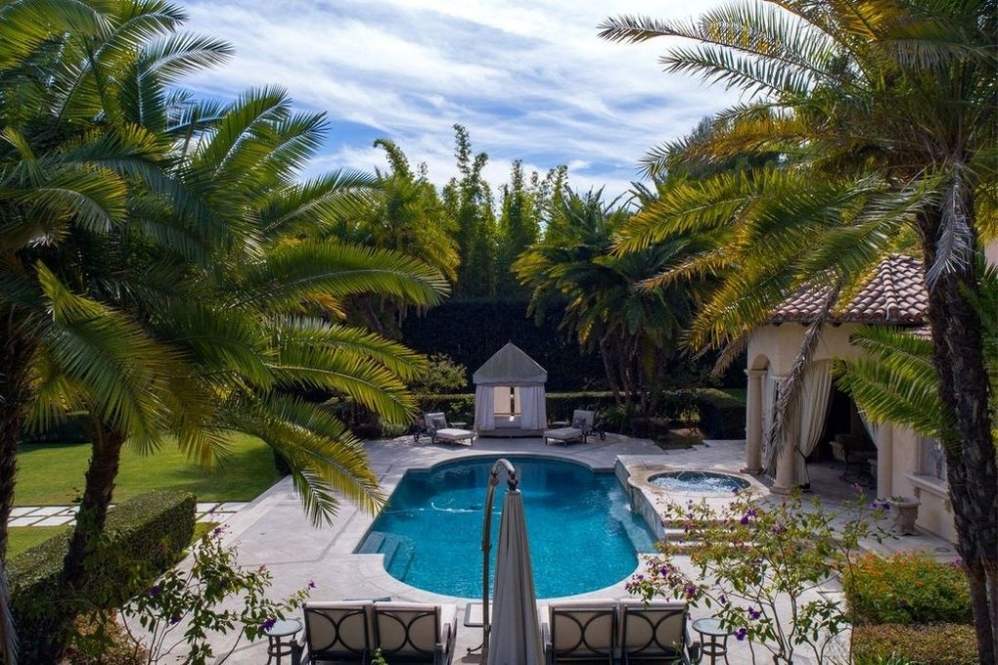 A piscina é colossal e oferece belas vistas dos cânions e da cidade.