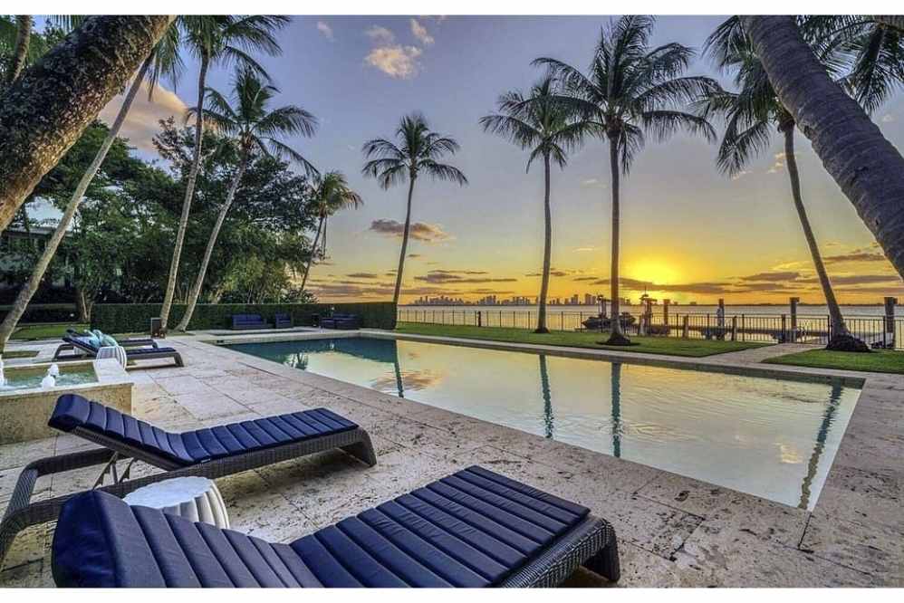 Espreguiçadeiras ao lado da piscina da deslumbrante mansão de Phil Collins