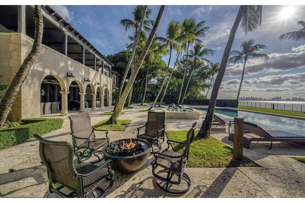 Um cantinho encantador com fogueira e bebedouro