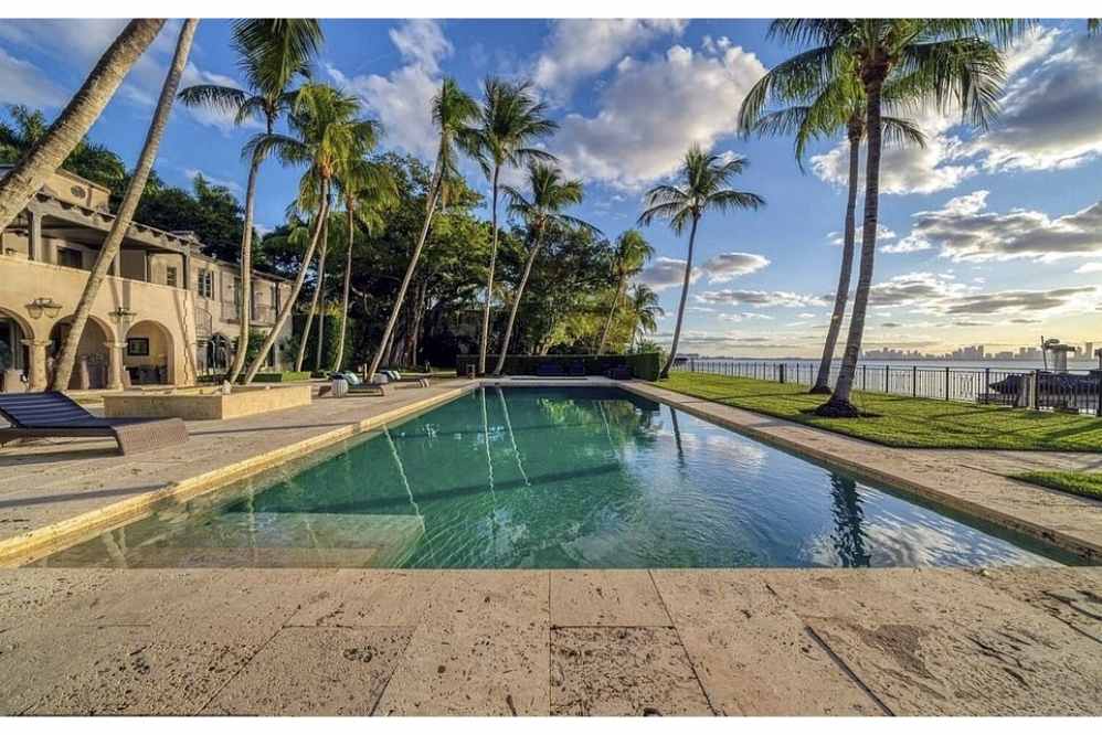 Uma das piscinas da mansão de Phil Collins