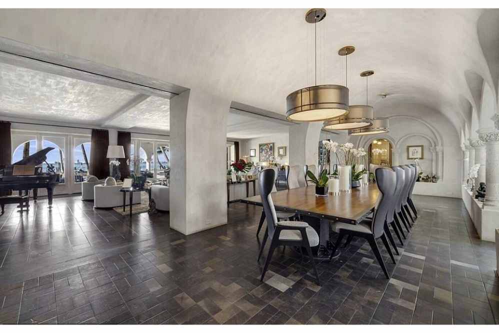 Uma grande sala de jantar em frente ao lounge