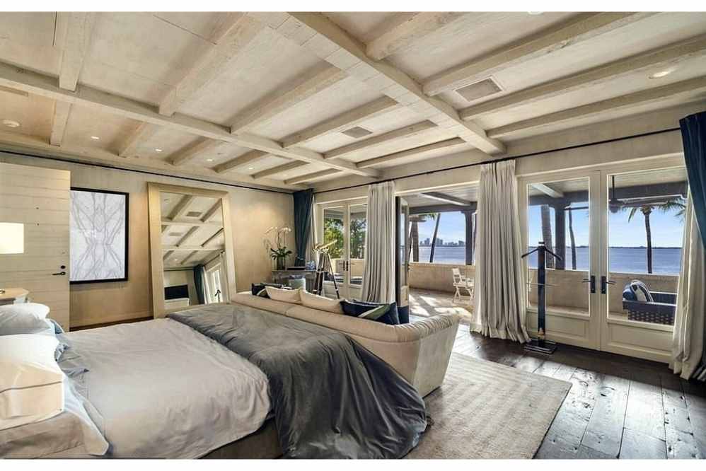 O quarto principal tem closets personalizados e um terraço privativo com vista para o mar