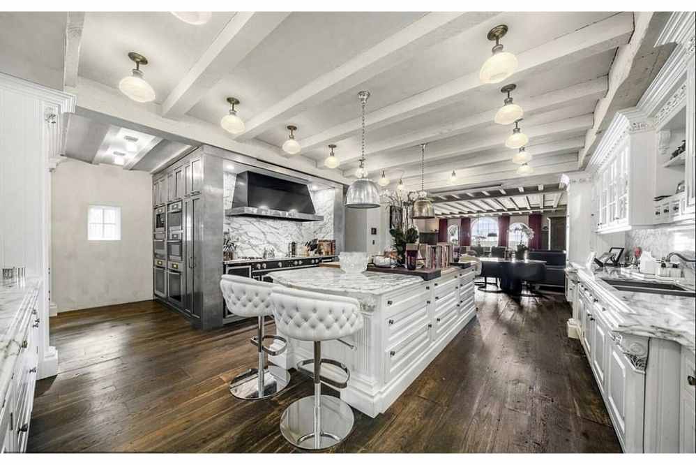 A cozinha do chef possui aparelhos de aço inoxidável, seis fornos, superfícies de mármore e pisos feitos de madeira de lei recuperada de 150 anos.