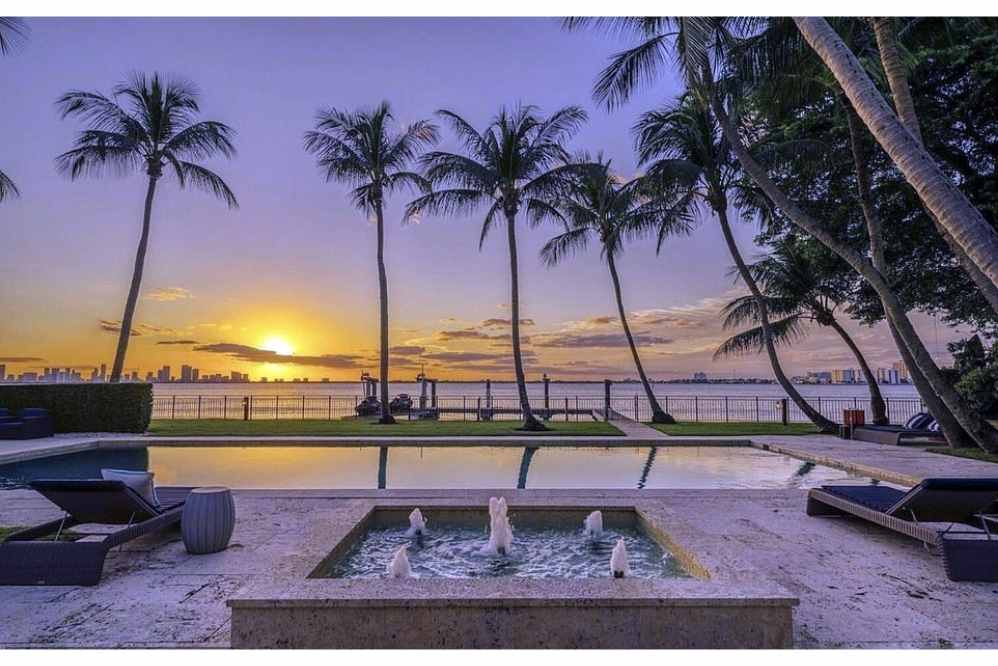 Uma delicada fonte diante da piscina