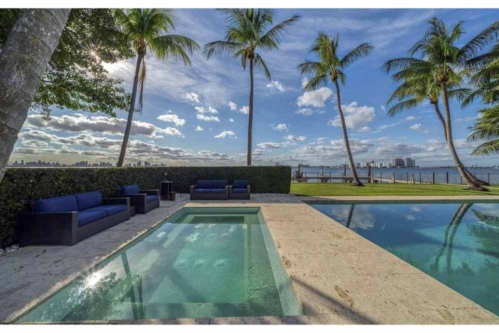 A mansão possui duas piscinas com vista para a água