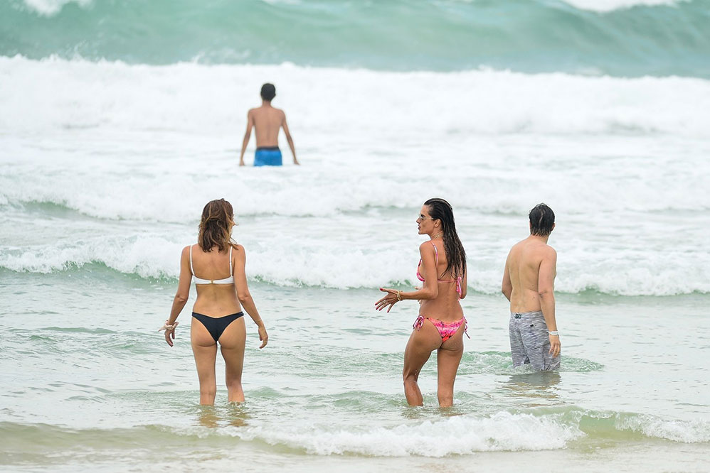 Alessandra Ambrósio curtiu um dia de praia com amigos em Florianópolis