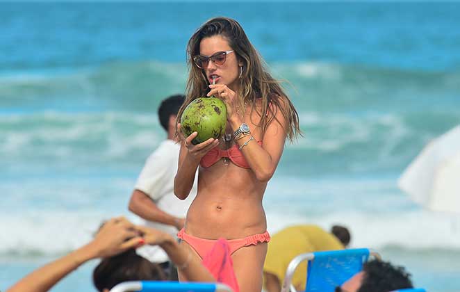 Alessandra Ambrósio toma água de coco em Florianópolis
