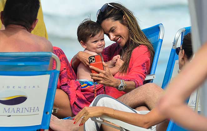 Alessandra Ambrósio paparicou o sobrinho na praia