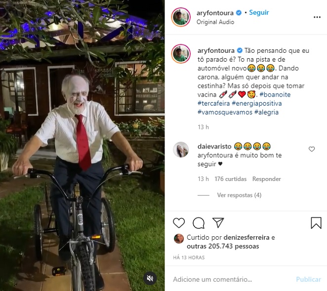 Ary Fontoura se fantasia de famoso personagem do filme Jogos Mortais