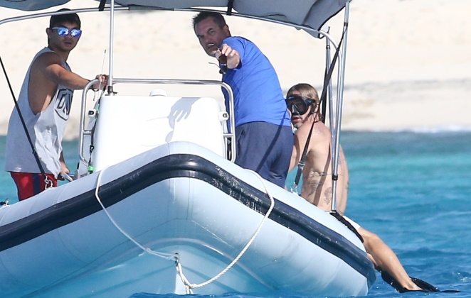 Brad Pitt curte férias nas Bahamas e aproveita para mergulhar