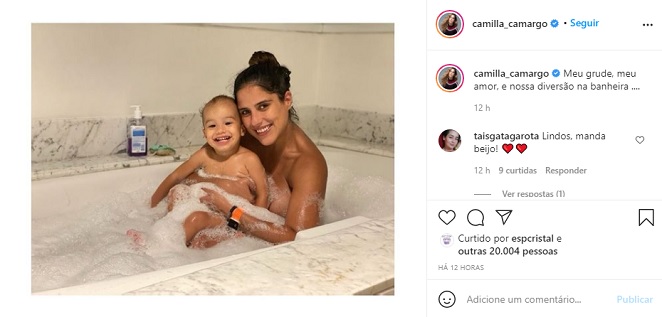 Camilla Camargo encanta ao posar com o filho na banheira