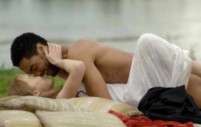 Cena romântica de Daphne com o Duque de Hasting na seri Bridgerton