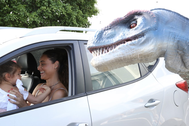 Débora Nascimento levou a filha Bella para ver os dinossauros