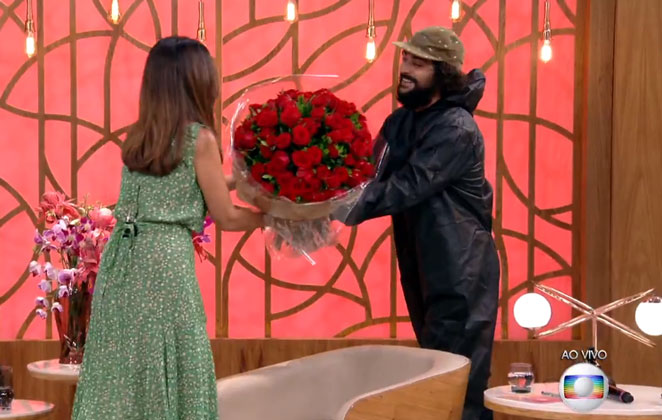 Eduardo Sterblitch entrega buquê de rosas vermelhas para Fátima Bernardes
