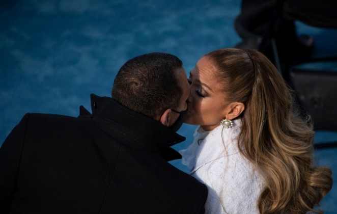 Jennifer Lopez beija seu noivo, Alex Rodrigues