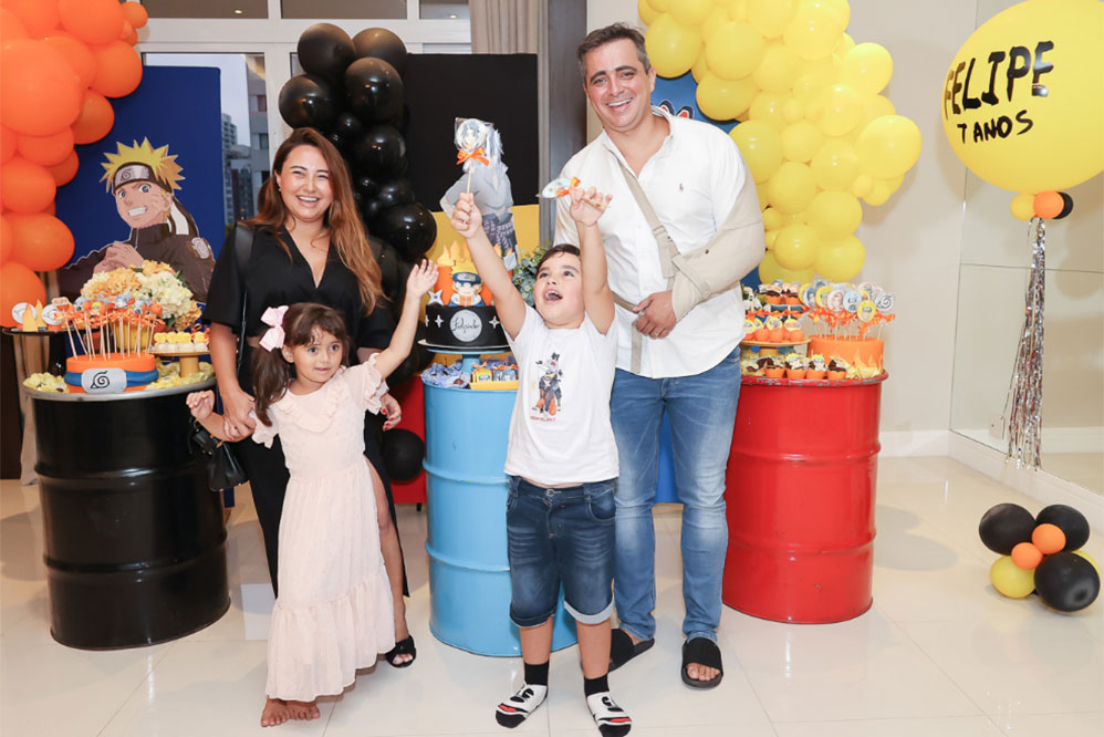 Casal Karina Sato e Felipe Abreu com os filhos 