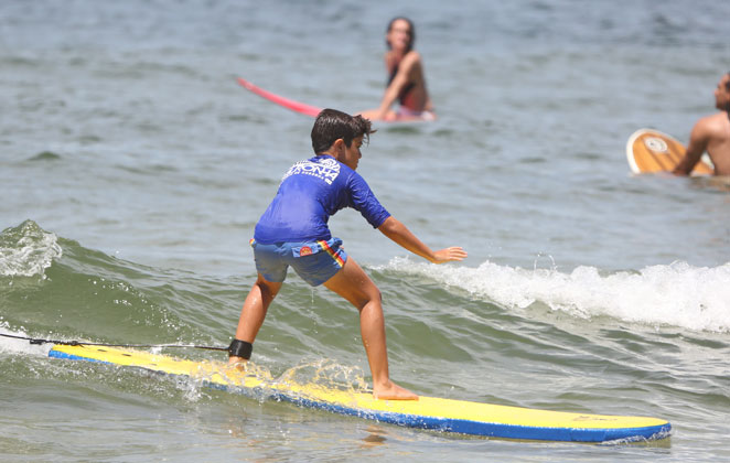 Os herdeiros da atriz mostraram já dominar as ondas