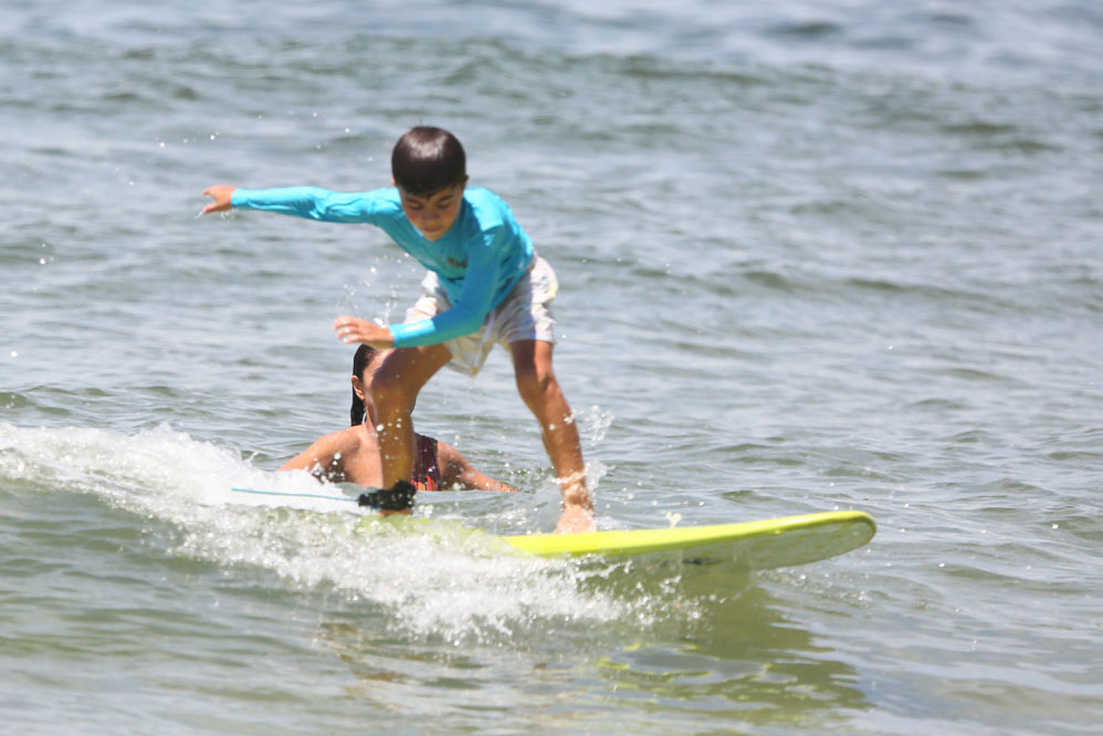 Juliana Paes acompanha o filho caçula em aula de surfe