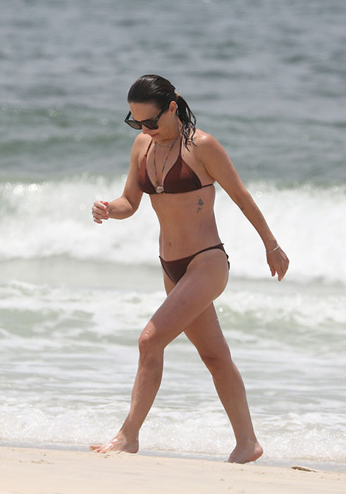 Gabriela Duarte curtiu um dia de praia e exibiu sua boa forma de biquíni