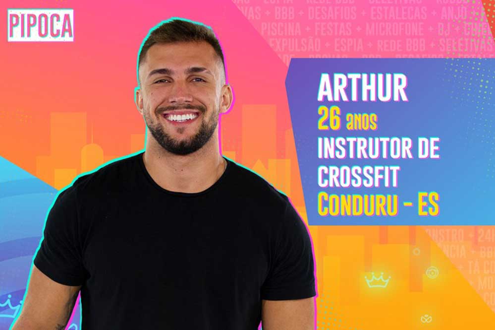 O instrutor de Crossfit Arthur tem 26 anos e é de Conduru, no Espírito Santo. Aos 14 anos foi para Goiânia para iniciar a vida profissional no futebol. Como jogador, passou por clubes como Atlético Goianiense e Ponte Preta, mas algumas lesões impediram sua continuidade no esporte. Foi quando decidiu mudar os planos e cursar Educação Física