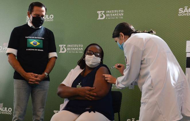 Enfermeira Mônica Calazans sendo a primeira vacinada contra covid-19