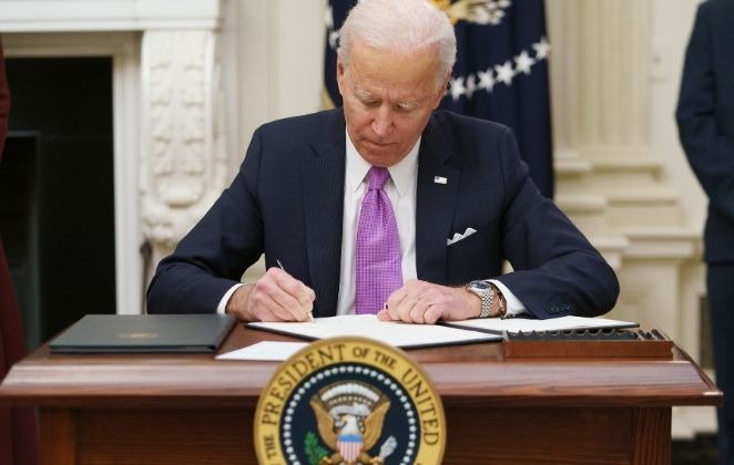 Momento histórico: Biden assina a sua posse 