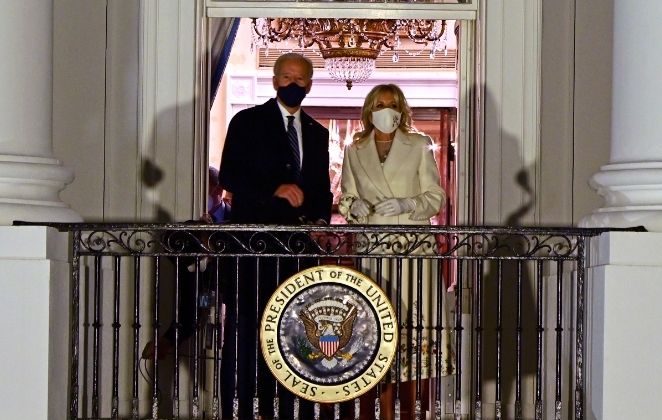 Joe Biden e sua esposa, Jill assistem a queima de fogos no dia da posse