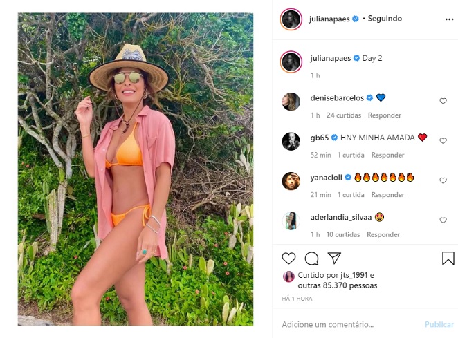 Juliana Paes mostra corpão em clique de biquíni