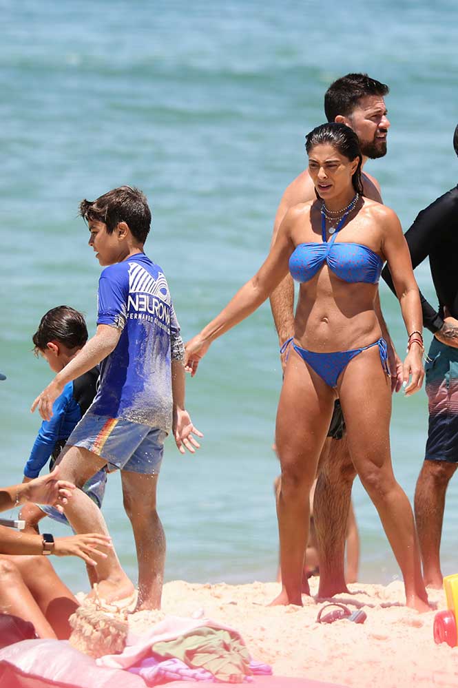 Juliana Paes arrasa na boa forma em dia de praia com os filhos